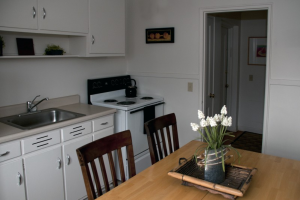 Elmwood Manor 1BR Kitchen